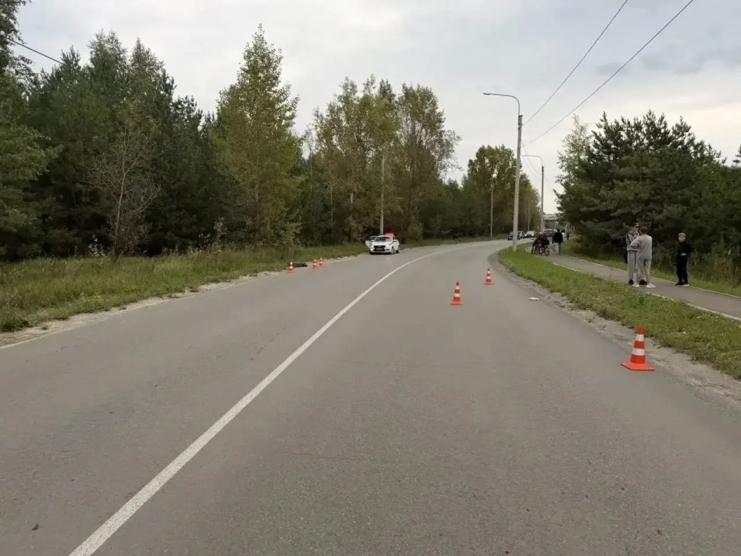 По оперативным данным, 24.08.2026 около 14 часов 30 минут на улице Крайней г.Волжска 12-летний подросток,управляя электросамокатом передвигался по краю проезжей части, не выбрал безопасную скорость и опрокинулся, не... По оперативным данным, 24.08.2026 около 14 часов 30 минут на улице Крайней г.Волжска 12-летний подросток,управляя электросамокатом передвигался по краю проезжей части, не выбрал безопасную скорость и опрокинулся, не...