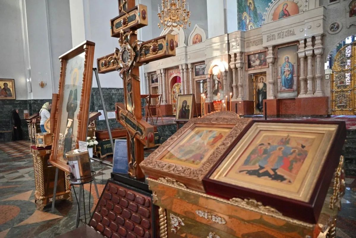 Йошкар-Олу прибыли крест-мощевик с частицей Ризы Господней и ковчег с частицей мощей Матроны Московской
