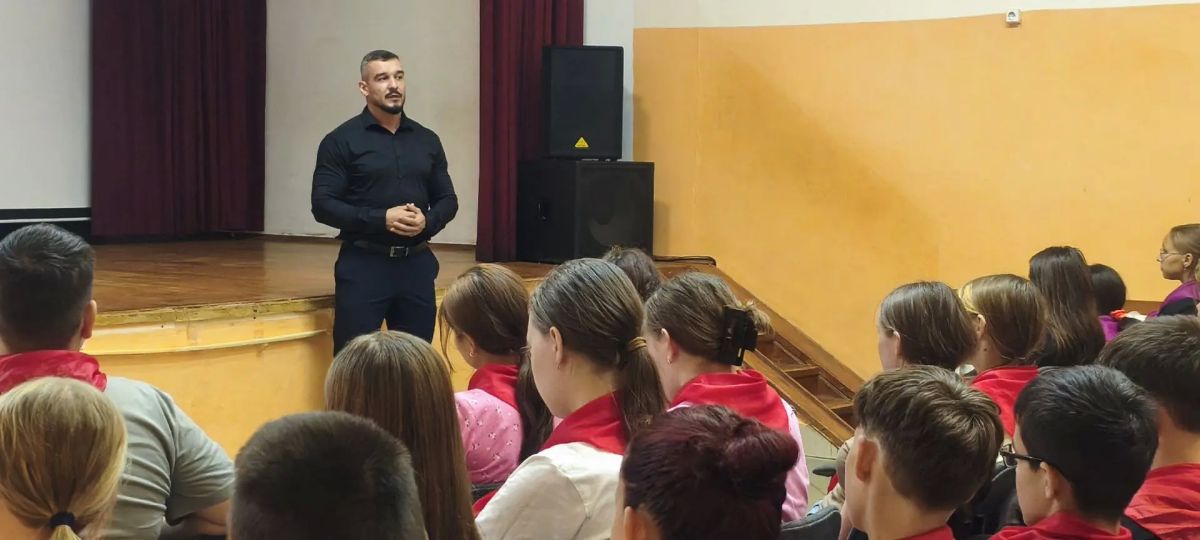 В Республике Марий Эл полицейские проводят комплекс профилактических мероприятий для детей и трудовых коллективов В Республике Марий Эл полицейские проводят комплекс профилактических мероприятий для детей и трудовых коллективов
