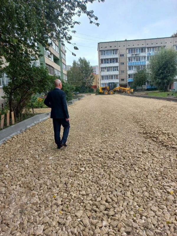 В Волжске идет капитальное обновление дворовой территории на улице 2-й Новой В Волжске идет капитальное обновление дворовой территории на улице 2-й Новой