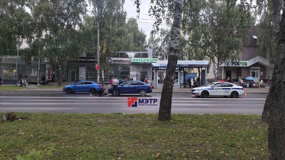 ДТП с электросамокатом. На улице Красноармейской, рядом с ТЦ "Кооператор" произошла авария с участием легкового автомобиля Lada Vesta и двухколесного транспорта ДТП с электросамокатом. На улице Красноармейской, рядом с ТЦ "Кооператор" произошла авария с участием легкового автомобиля Lada Vesta и двухколесного транспорта