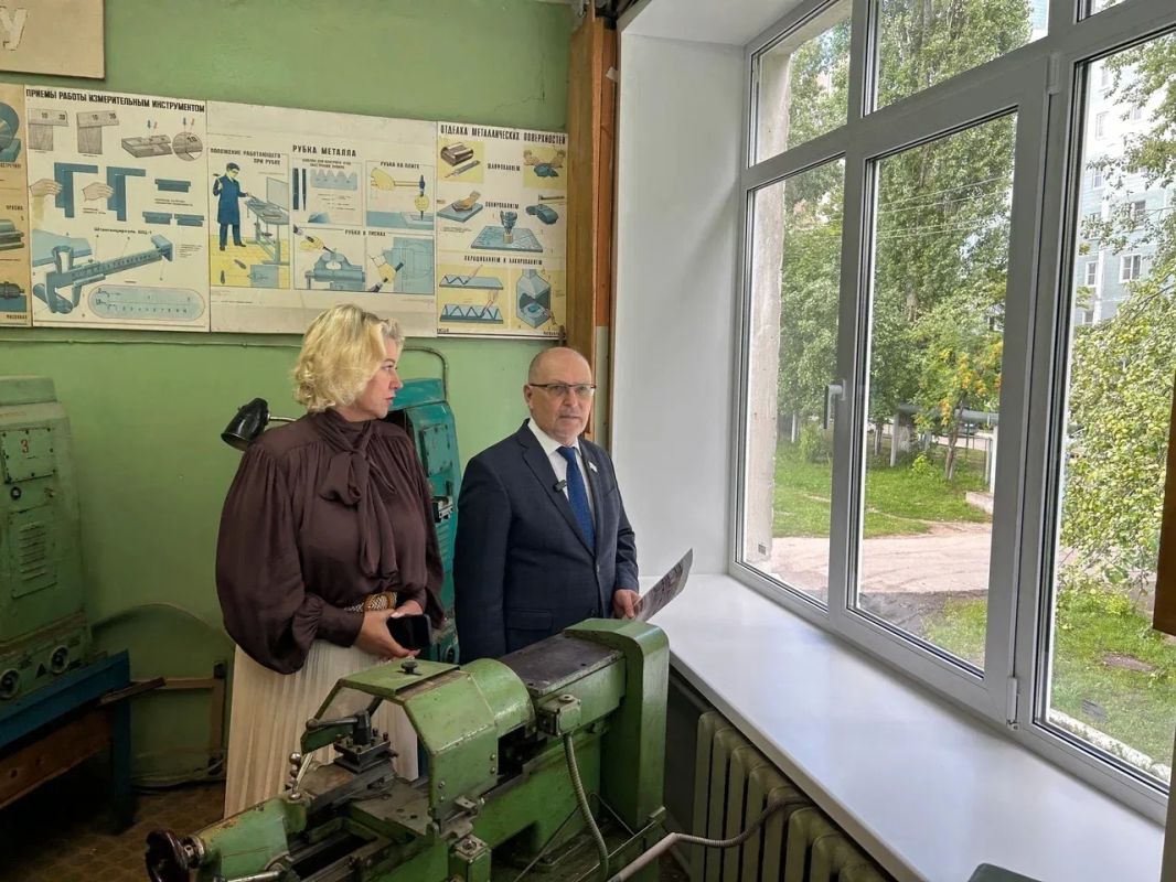 В преддверии Дня знаний Председатель Государственного Собрания Марий Эл Михаил Васютин посетил Лицей г. Козьмодемьянска В преддверии Дня знаний Председатель Государственного Собрания Марий Эл Михаил Васютин посетил Лицей г. Козьмодемьянска