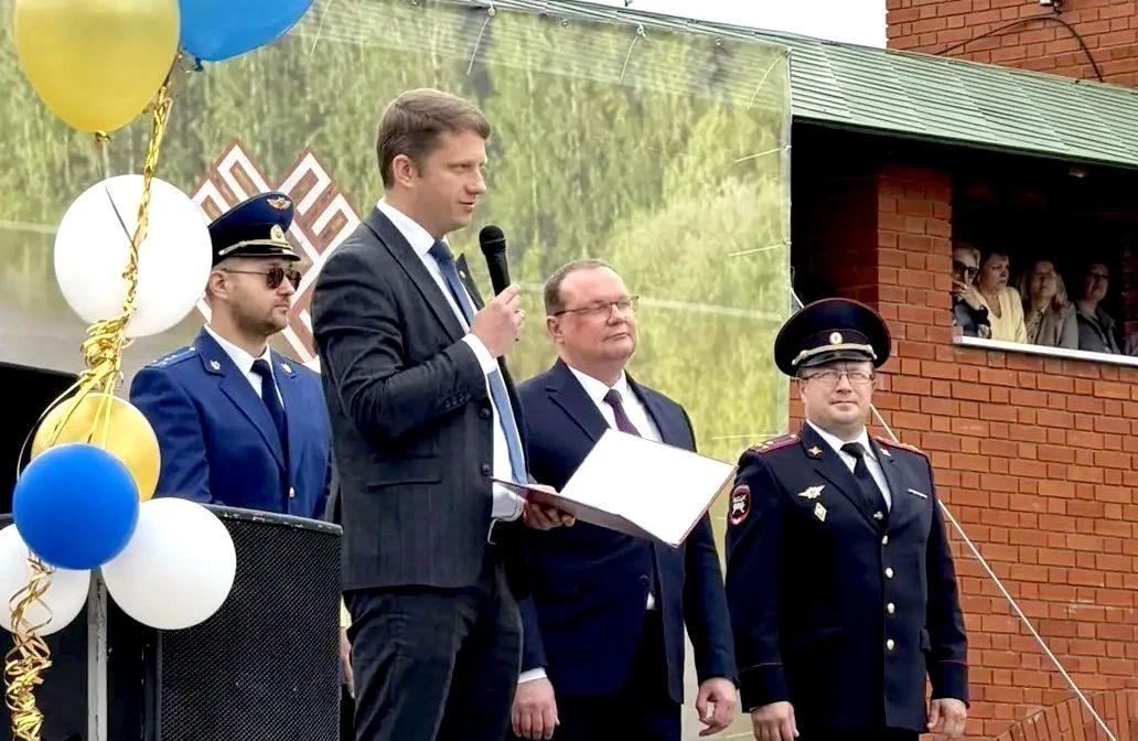 Антон Мирбадалев поздравил учеников лицея № 11 с Днём знаний Антон Мирбадалев поздравил учеников лицея № 11 с Днём знаний