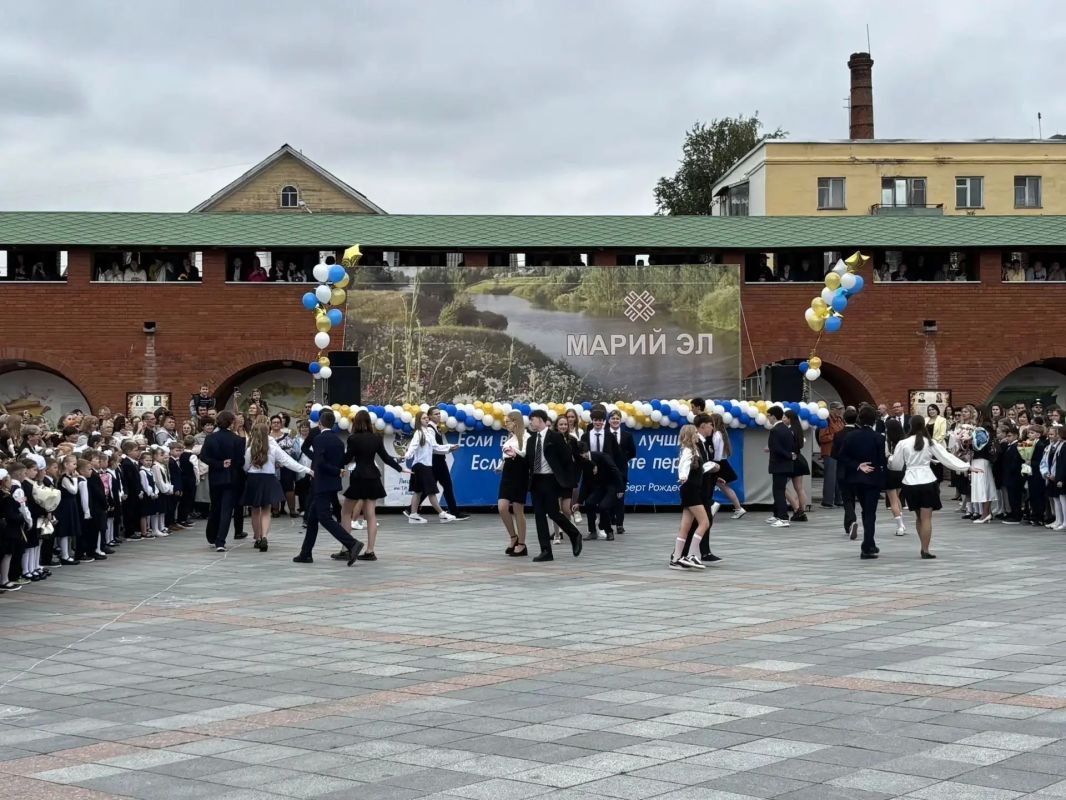 Антон Мирбадалев поздравил учеников лицея № 11 с Днём знаний Антон Мирбадалев поздравил учеников лицея № 11 с Днём знаний