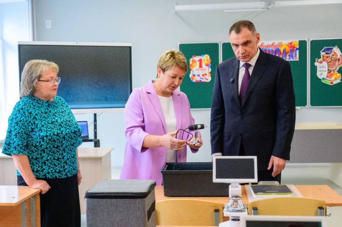 Глава региона поздравил школьников и педагогов Новоарбанской школы с Днём знаний Глава региона поздравил школьников и педагогов Новоарбанской школы с Днём знаний