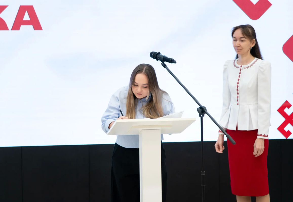 В Доме дружбы народов 31 августа прошла торжественная церемония подписания трудовых договоров с победителями программы «Земский работник культуры» В Доме дружбы народов 31 августа прошла торжественная церемония подписания трудовых договоров с победителями программы «Земский работник культуры»