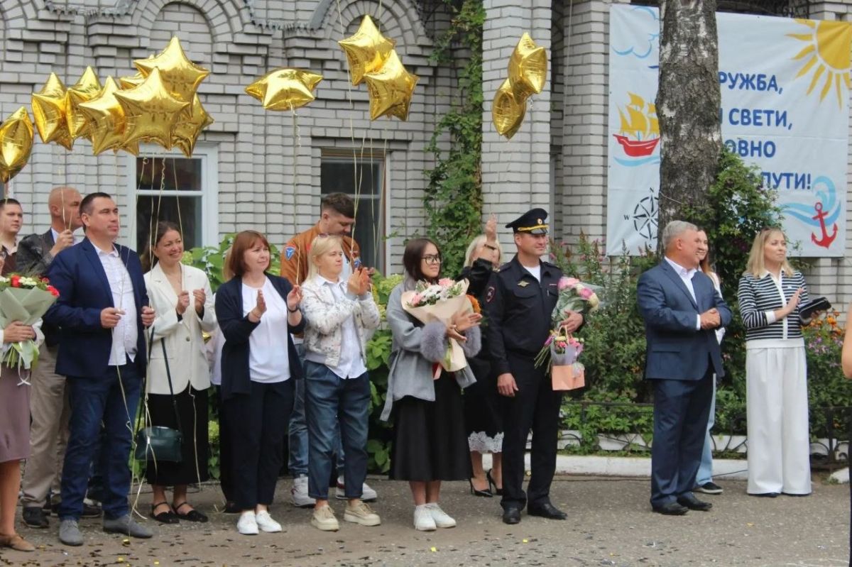 В Марий Эл руководители и сотрудники подразделений Госавтоинспекции приняли участие в торжественных школьных линейках, посвящённых Дню знаний В Марий Эл руководители и сотрудники подразделений Госавтоинспекции приняли участие в торжественных школьных линейках, посвящённых Дню знаний
