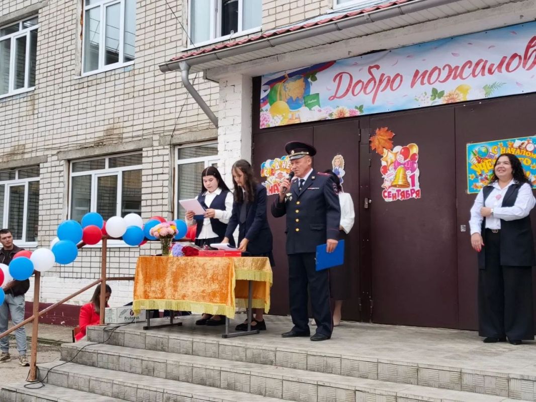 В Марий Эл руководители и сотрудники подразделений Госавтоинспекции приняли участие в торжественных школьных линейках, посвящённых Дню знаний В Марий Эл руководители и сотрудники подразделений Госавтоинспекции приняли участие в торжественных школьных линейках, посвящённых Дню знаний