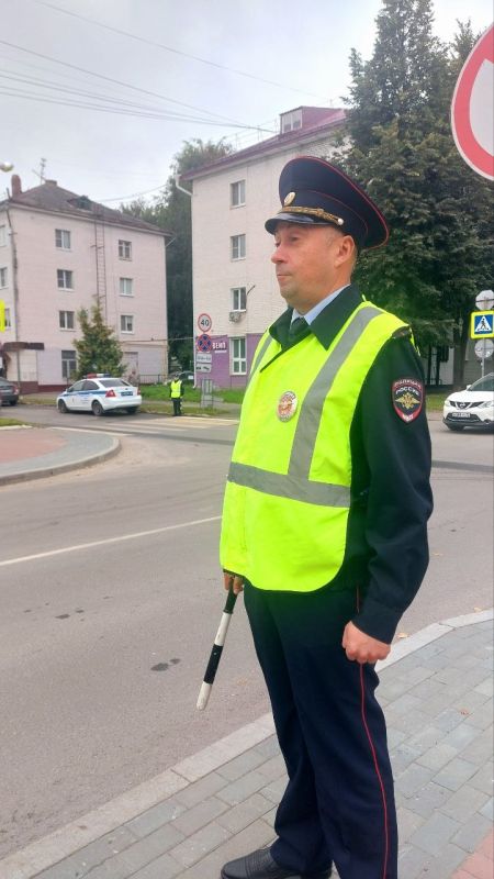 В Марий Эл автоинспекторы обеспечивают безопасность на пешеходных переходах у образовательных организаций В Марий Эл автоинспекторы обеспечивают безопасность на пешеходных переходах у образовательных организаций