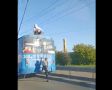 Мэрия марийской столицы поделилась записью, на которой видно, как пара подростков «оседлала» троллейбус