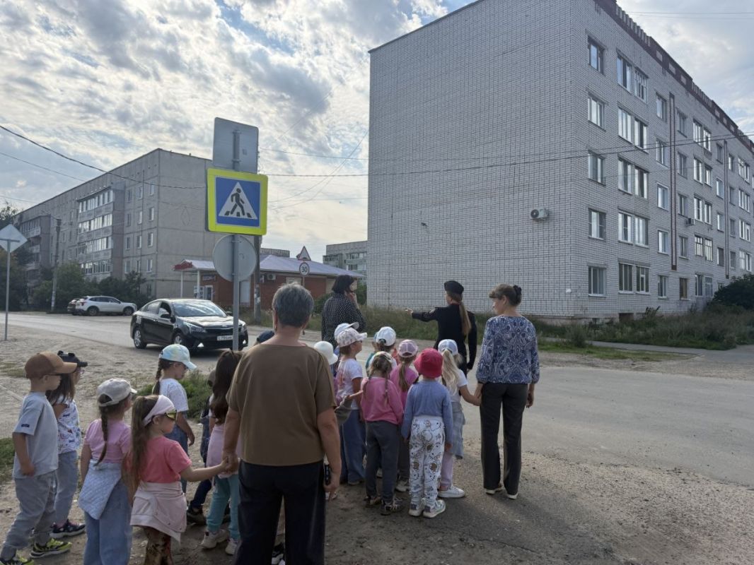 Дошколята г. Волжска стали участниками акции "Шагающий автобус" Дошколята г. Волжска стали участниками акции "Шагающий автобус"
