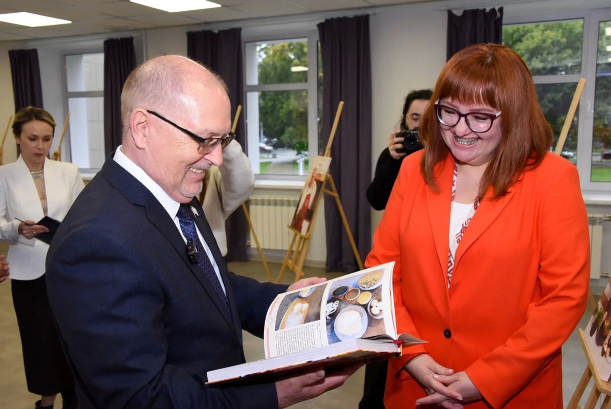 В День языков народов России в Марийском госуниверситете презентовали книгу «Гастрономический код Марийского края» и открыли памятную доску митрополиту Вениамину В День языков народов России в Марийском госуниверситете презентовали книгу «Гастрономический код Марийского края» и открыли памятную доску митрополиту Вениамину