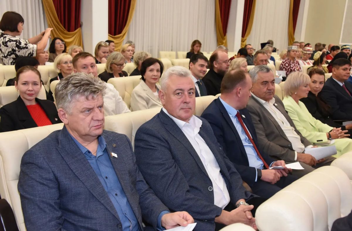 Михаил Васютин: «Сохранение языков — стратегический ресурс и основа единства страны» Михаил Васютин: «Сохранение языков — стратегический ресурс и основа единства страны»
