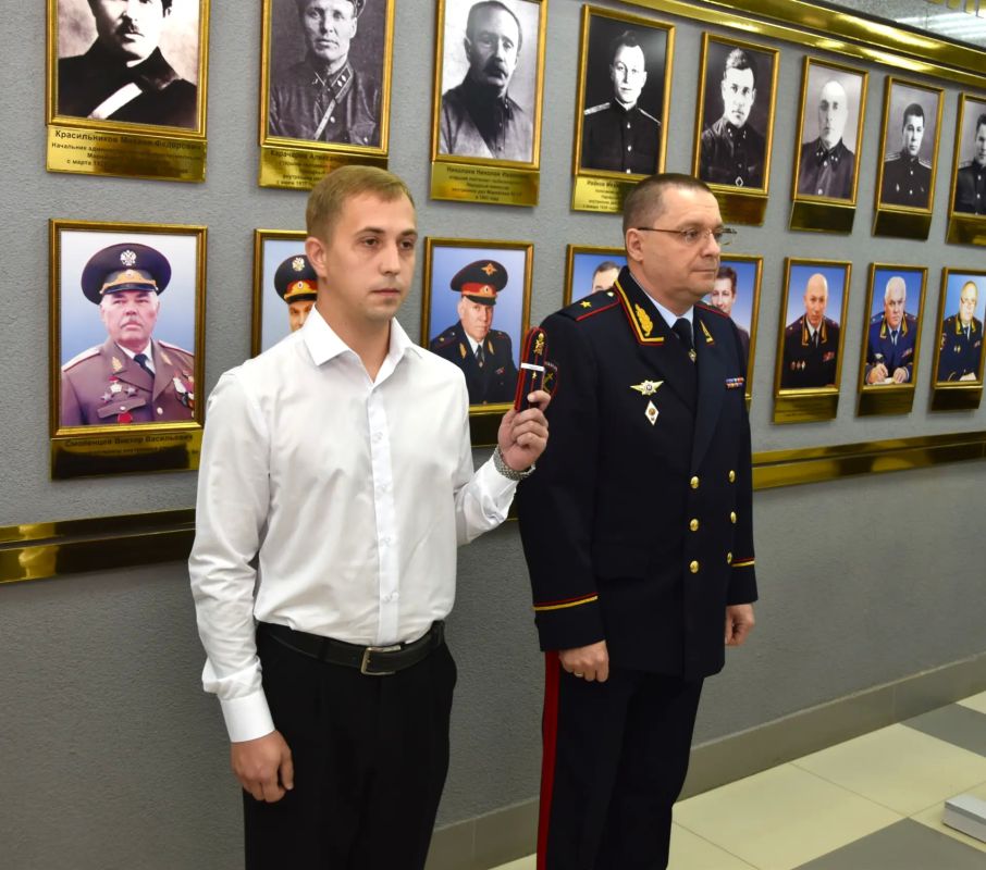 Министр внутренних дел по Республике Марий Эл вручил сотрудникам ведомства первые офицерские погоны Министр внутренних дел по Республике Марий Эл вручил сотрудникам ведомства первые офицерские погоны