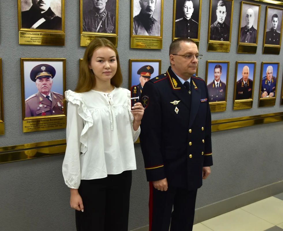 Министр внутренних дел по Республике Марий Эл вручил сотрудникам ведомства первые офицерские погоны Министр внутренних дел по Республике Марий Эл вручил сотрудникам ведомства первые офицерские погоны