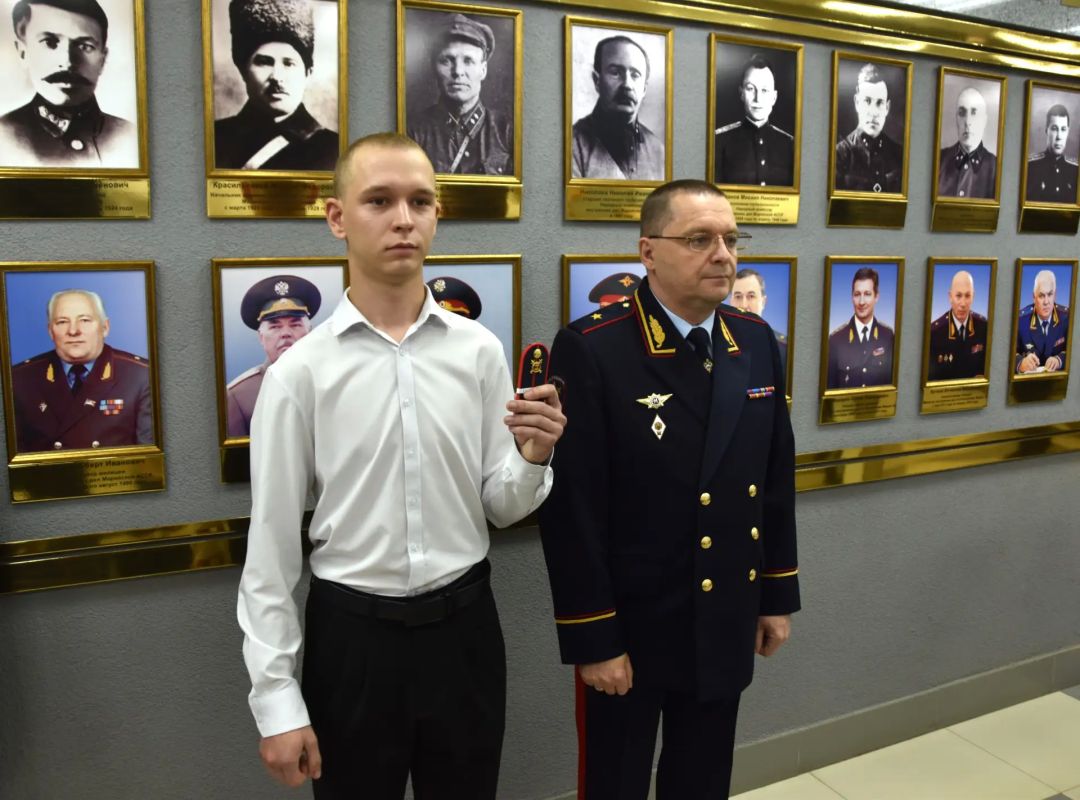 Министр внутренних дел по Республике Марий Эл вручил сотрудникам ведомства первые офицерские погоны Министр внутренних дел по Республике Марий Эл вручил сотрудникам ведомства первые офицерские погоны