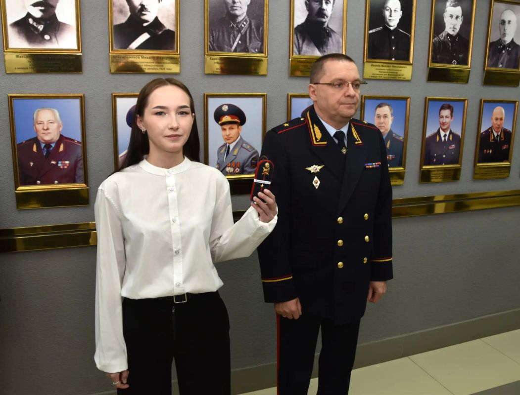 Министр внутренних дел по Республике Марий Эл вручил сотрудникам ведомства первые офицерские погоны Министр внутренних дел по Республике Марий Эл вручил сотрудникам ведомства первые офицерские погоны