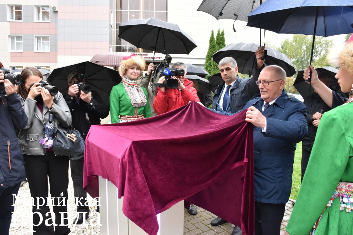 В Йошкар-Оле открыли памятную доску составителю первой марийской грамматики В Йошкар-Оле открыли памятную доску составителю первой марийской грамматики