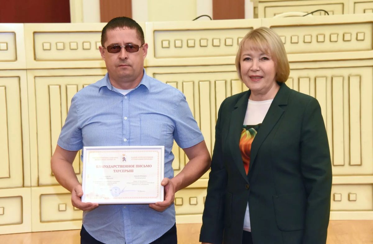 В преддверии профессионального праздника Лариса Яковлева вручила награды работникам лесной отрасли Марий Эл В преддверии профессионального праздника Лариса Яковлева вручила награды работникам лесной отрасли Марий Эл
