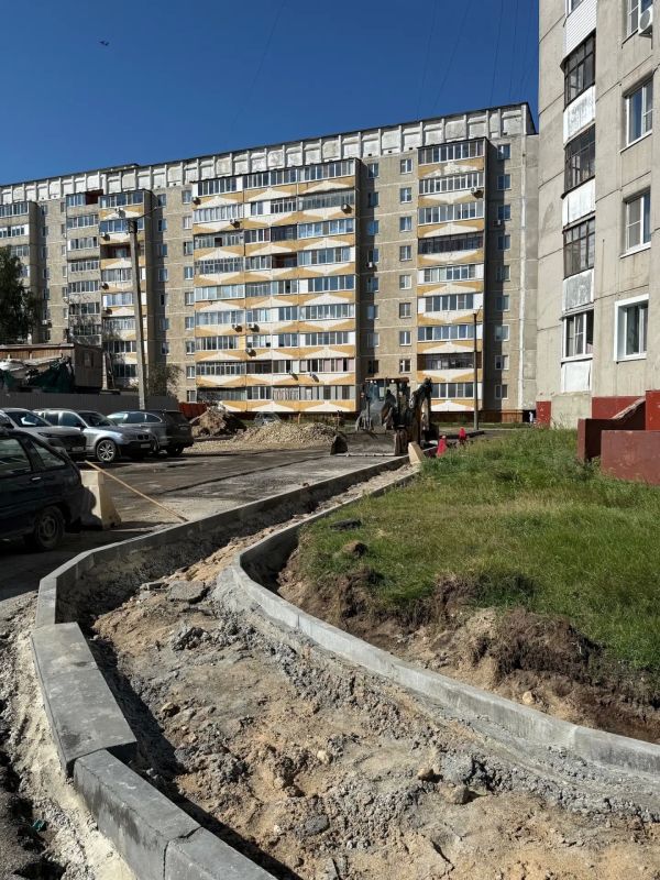 На ул. Воинов-Интернационалистов благоустраивают дворовые проезды и пешеходные дорожки На ул. Воинов-Интернационалистов благоустраивают дворовые проезды и пешеходные дорожки