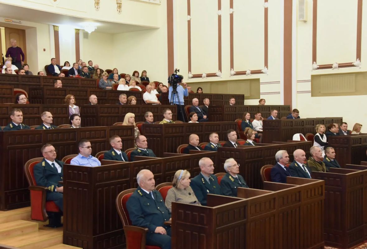 В преддверии профессионального праздника Лариса Яковлева вручила награды работникам лесной отрасли Марий Эл В преддверии профессионального праздника Лариса Яковлева вручила награды работникам лесной отрасли Марий Эл