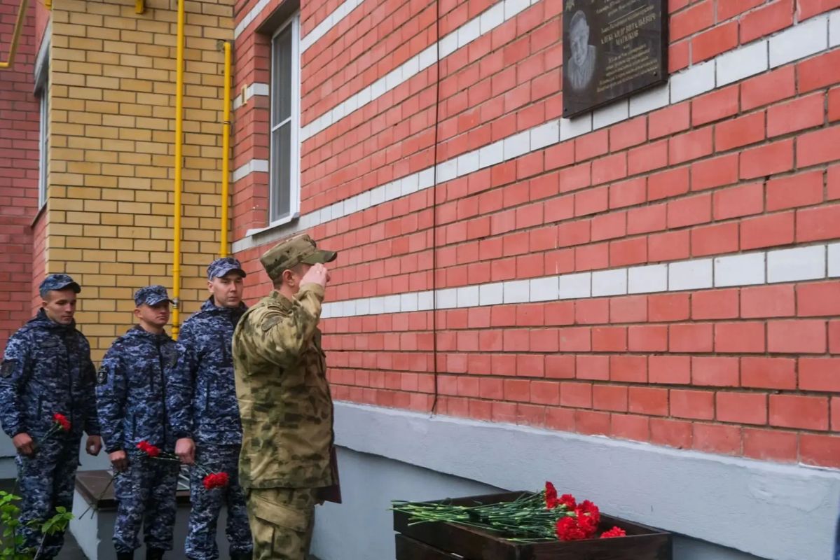 В Марий Эл росгвардейцы почтили память героя, погибшего при исполнении служебного долга В Марий Эл росгвардейцы почтили память героя, погибшего при исполнении служебного долга