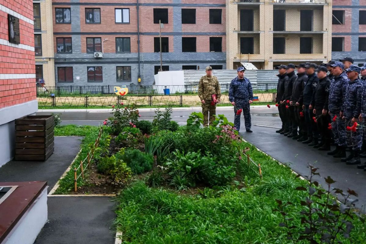 В Марий Эл росгвардейцы почтили память героя, погибшего при исполнении служебного долга В Марий Эл росгвардейцы почтили память героя, погибшего при исполнении служебного долга