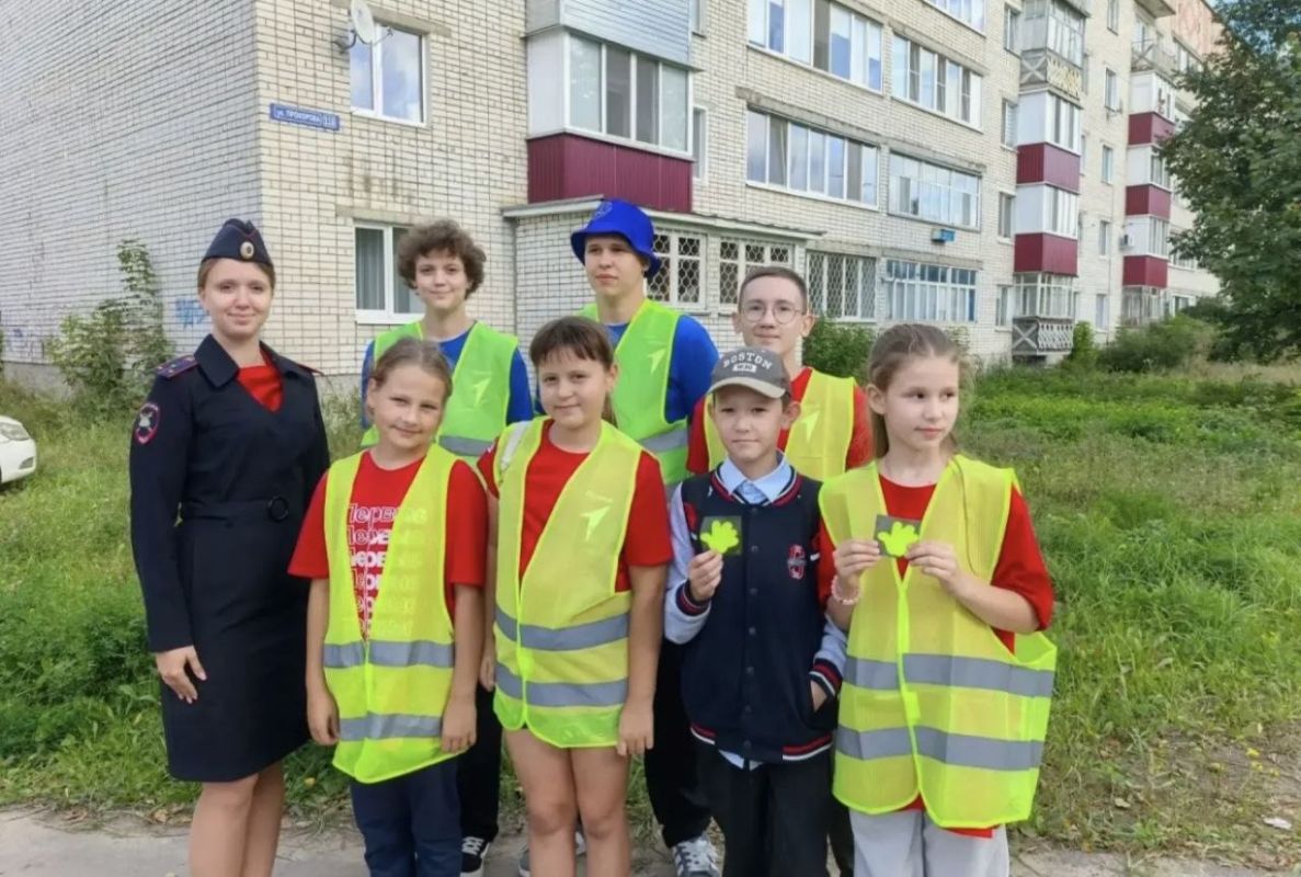 В Волжске автоинспекторы вместе с активистами Движения Первых провели акцию «Засветись!» В Волжске автоинспекторы вместе с активистами Движения Первых провели акцию «Засветись!»