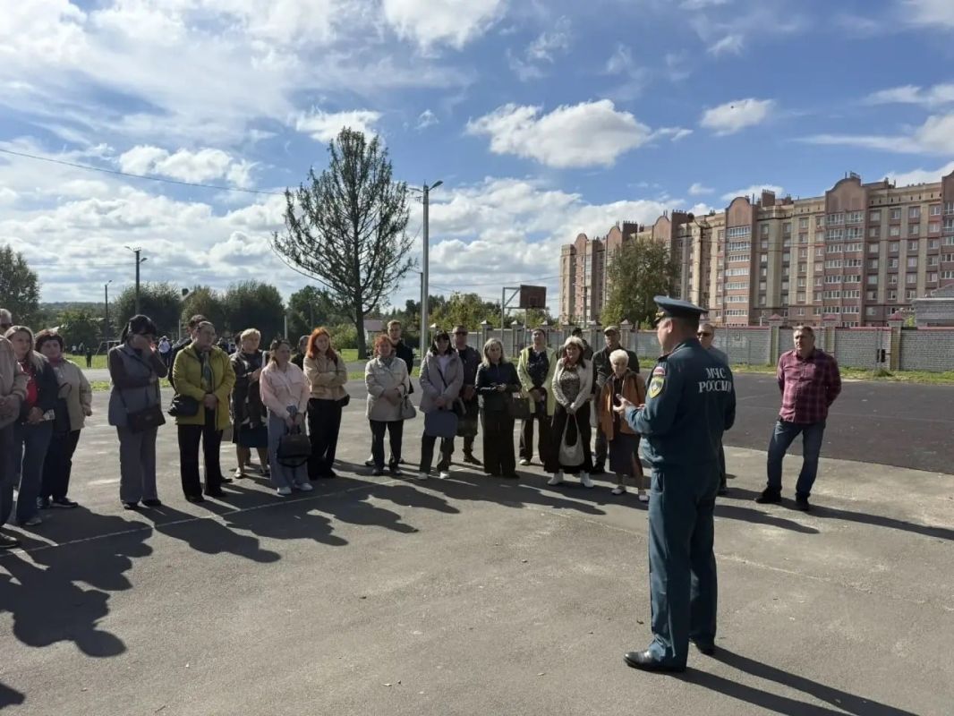 В школе № 21 отработали сценарий пожара, участие приняли более 500 человек В школе № 21 отработали сценарий пожара, участие приняли более 500 человек