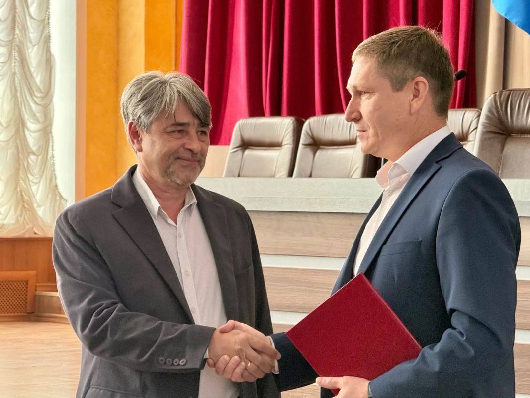 Поздравляем Альберта Чакичева, начальника Управления образования Йошкар-Олы, с юбилеем! Поздравляем Альберта Чакичева, начальника Управления образования Йошкар-Олы, с юбилеем!