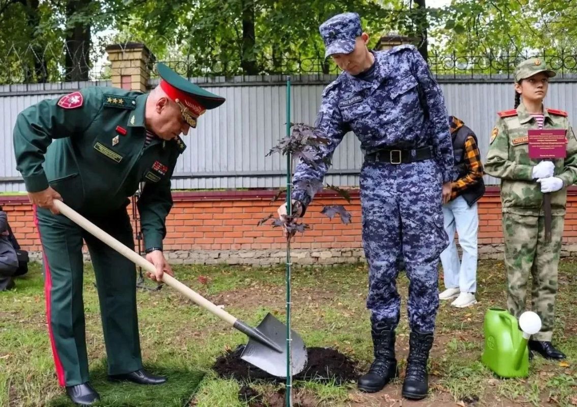 Командующий Приволжским округом Росгвардии генерал-полковник Сергей Просяник совершил рабочую поездку в Республику Марий Эл Командующий Приволжским округом Росгвардии генерал-полковник Сергей Просяник совершил рабочую поездку в Республику Марий Эл