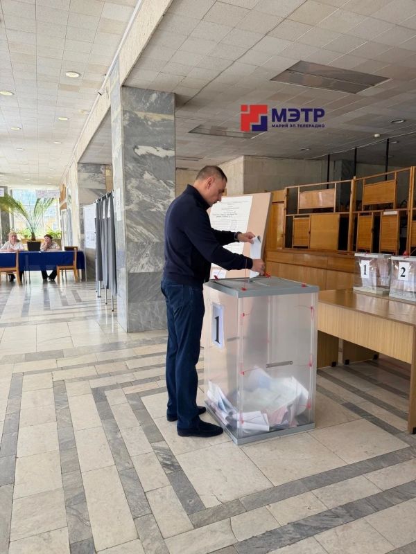 Глава Марий Эл Юрий Зайцев проголосовал на выборах, принял участие в экзитполе и пообщался с наблюдателями Глава Марий Эл Юрий Зайцев проголосовал на выборах, принял участие в экзитполе и пообщался с наблюдателями