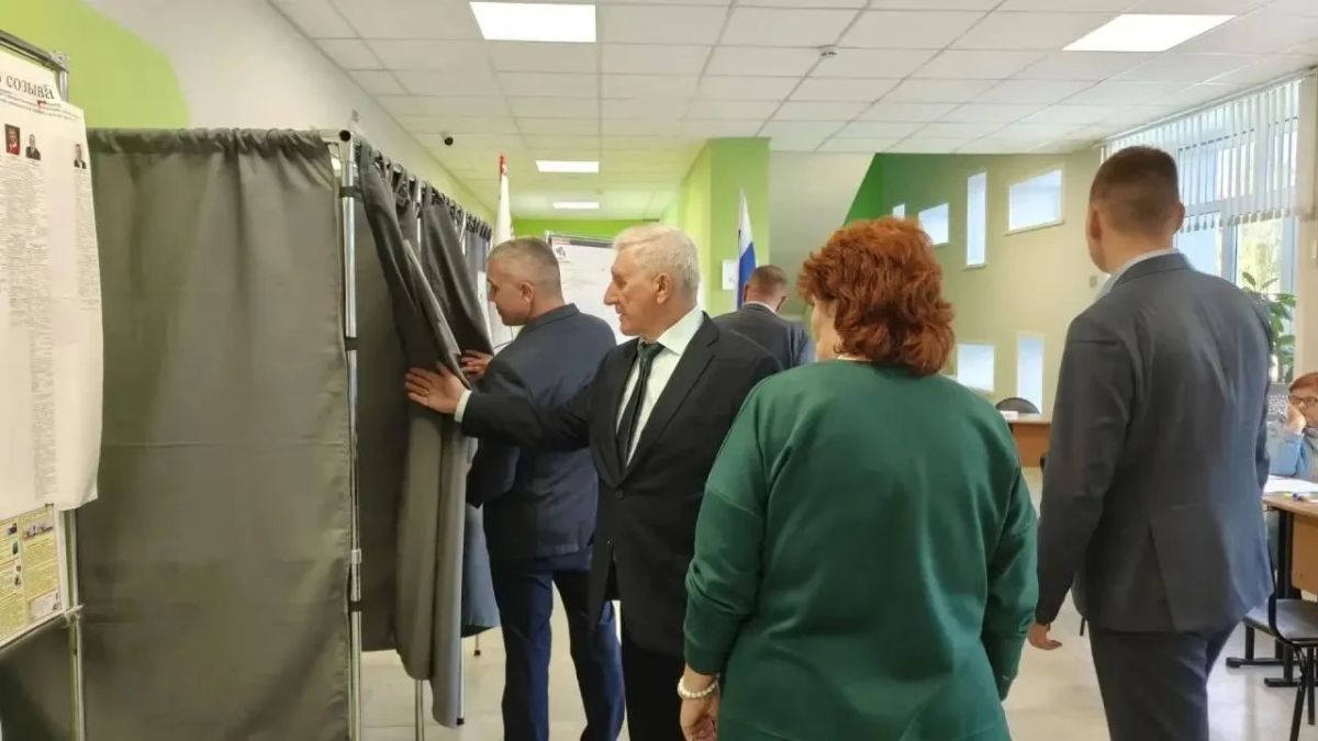 Уполномоченный по правам человека в Марий Эл Фанис Мухаметгалиев вчера, 17 сентября, в Медведевском районе проверил готовность помещений избирательных участков к выборам Уполномоченный по правам человека в Марий Эл Фанис Мухаметгалиев вчера, 17 сентября, в Медведевском районе проверил готовность помещений избирательных участков к выборам