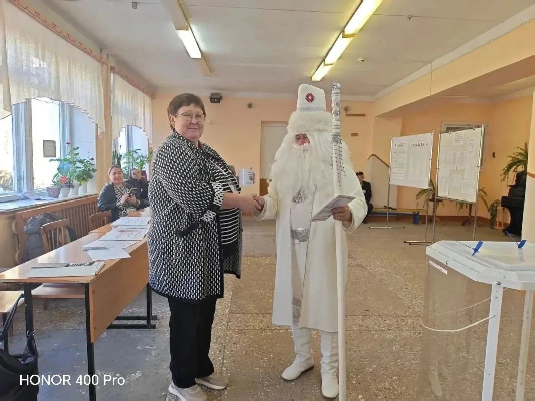 В Сернурском округе Марий Эл на выборы депутатов Госдумы пришел необычный избиратель – марийский Дед Мороз Йшт Кугыза, резиденция которого находится недалеко от села Кукнур, где он живет со своей внучкой Лумдыр В Сернурском округе Марий Эл на выборы депутатов Госдумы пришел необычный избиратель – марийский Дед Мороз Йшт Кугыза, резиденция которого находится недалеко от села Кукнур, где он живет со своей внучкой Лумдыр