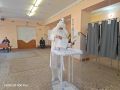 В Сернурском округе Марий Эл на выборы депутатов Госдумы пришел необычный избиратель – марийский Дед Мороз Йшт Кугыза, резиденция которого находится недалеко от села Кукнур, где он живет со своей внучкой Лумдыр