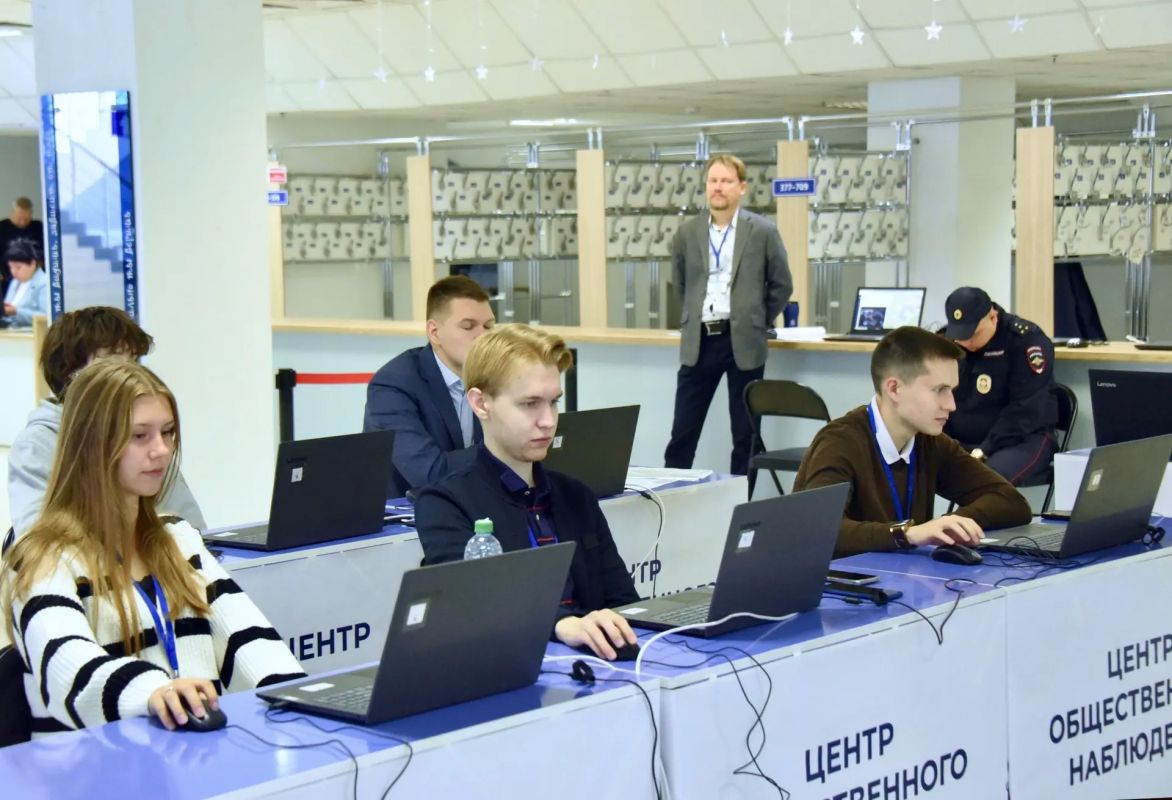 Председатель Госсобрания Михаил Васютин ознакомился с работой Центра общественного наблюдения Председатель Госсобрания Михаил Васютин ознакомился с работой Центра общественного наблюдения