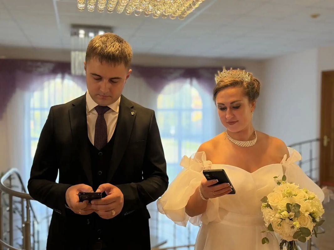 Даже в день свадьбы можно успеть сделать важный выбор — так поступили молодожёны Васеневы