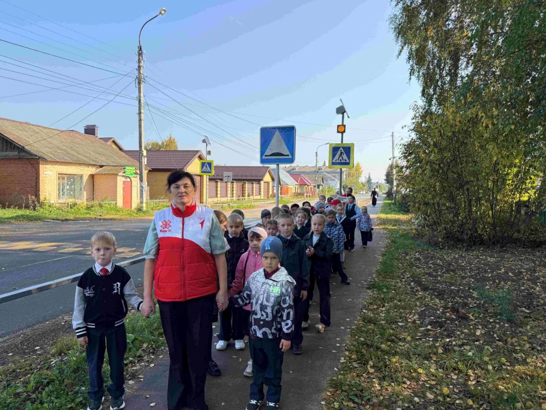 В поселке Сернур сотрудники Госавтоинспекции провели пешеходную экскурсию для первоклассников В поселке Сернур сотрудники Госавтоинспекции провели пешеходную экскурсию для первоклассников