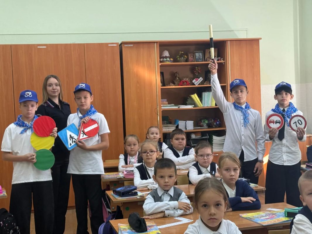 Юные инспекторы движения провели урок дорожной безопасности для младшеклассников Юные инспекторы движения провели урок дорожной безопасности для младшеклассников