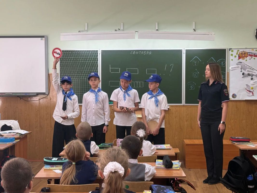 Юные инспекторы движения провели урок дорожной безопасности для младшеклассников Юные инспекторы движения провели урок дорожной безопасности для младшеклассников
