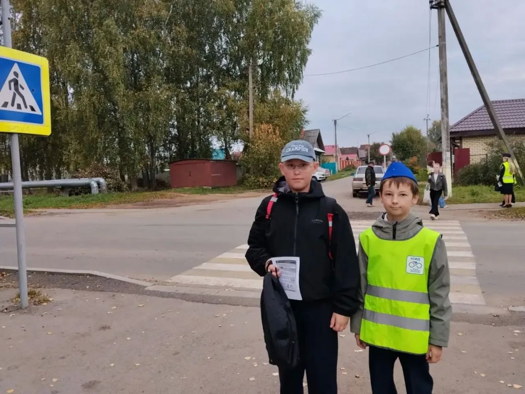 В поселке Сернур родительский патруль и юные инспекторы движения контролируют соблюдение ПДД юными пешеходами В поселке Сернур родительский патруль и юные инспекторы движения контролируют соблюдение ПДД юными пешеходами