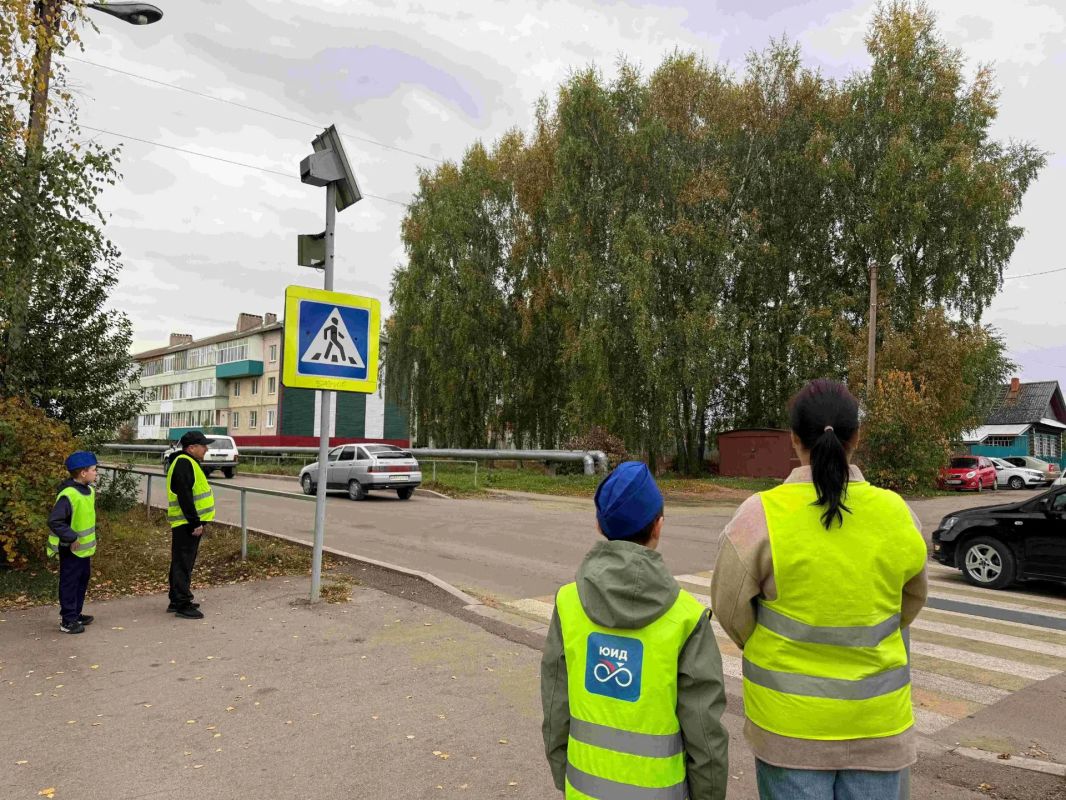 В поселке Сернур родительский патруль и юные инспекторы движения контролируют соблюдение ПДД юными пешеходами В поселке Сернур родительский патруль и юные инспекторы движения контролируют соблюдение ПДД юными пешеходами