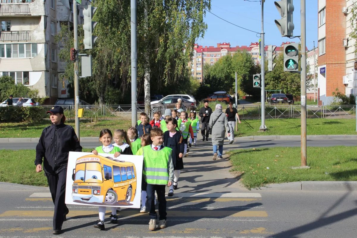 Йошкаролиские первоклассники приняли участие в акции "Шагающий автобус" Йошкаролиские первоклассники приняли участие в акции "Шагающий автобус"