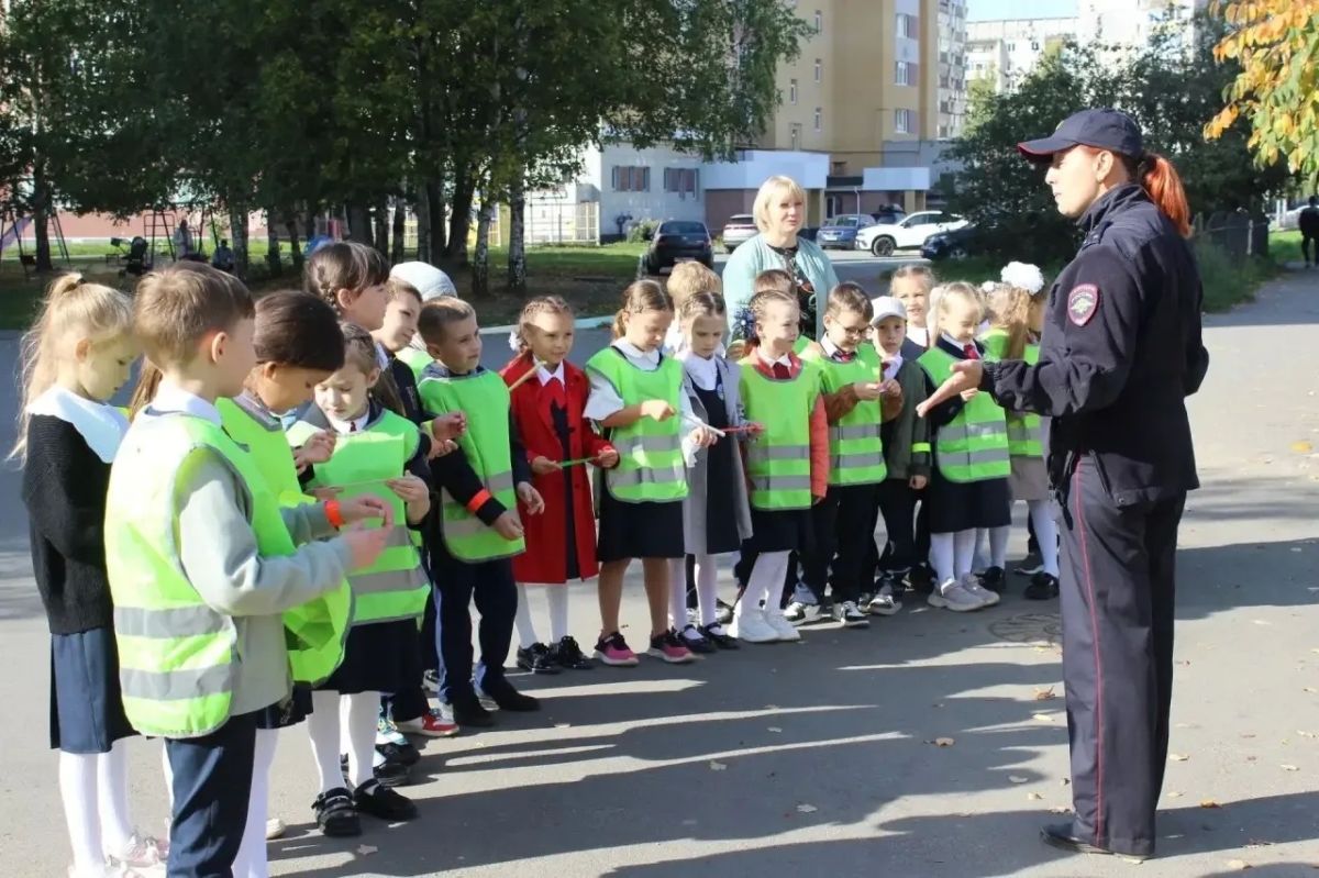 Первоклассники лицея №28 приняли участие в акции «Шагающий автобус» Первоклассники лицея №28 приняли участие в акции «Шагающий автобус»