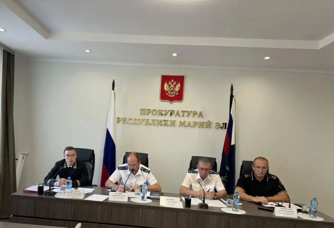 Под руководством прокурора Республики Марий Эл Илдуса Нафикова, и.о. председателя Верховного Суда Республики Марий Эл Артема Грачева и врио министра внутренних дел по Республике Марий Алексея Коновалова прошло... Под руководством прокурора Республики Марий Эл Илдуса Нафикова, и.о. председателя Верховного Суда Республики Марий Эл Артема Грачева и врио министра внутренних дел по Республике Марий Алексея Коновалова прошло...