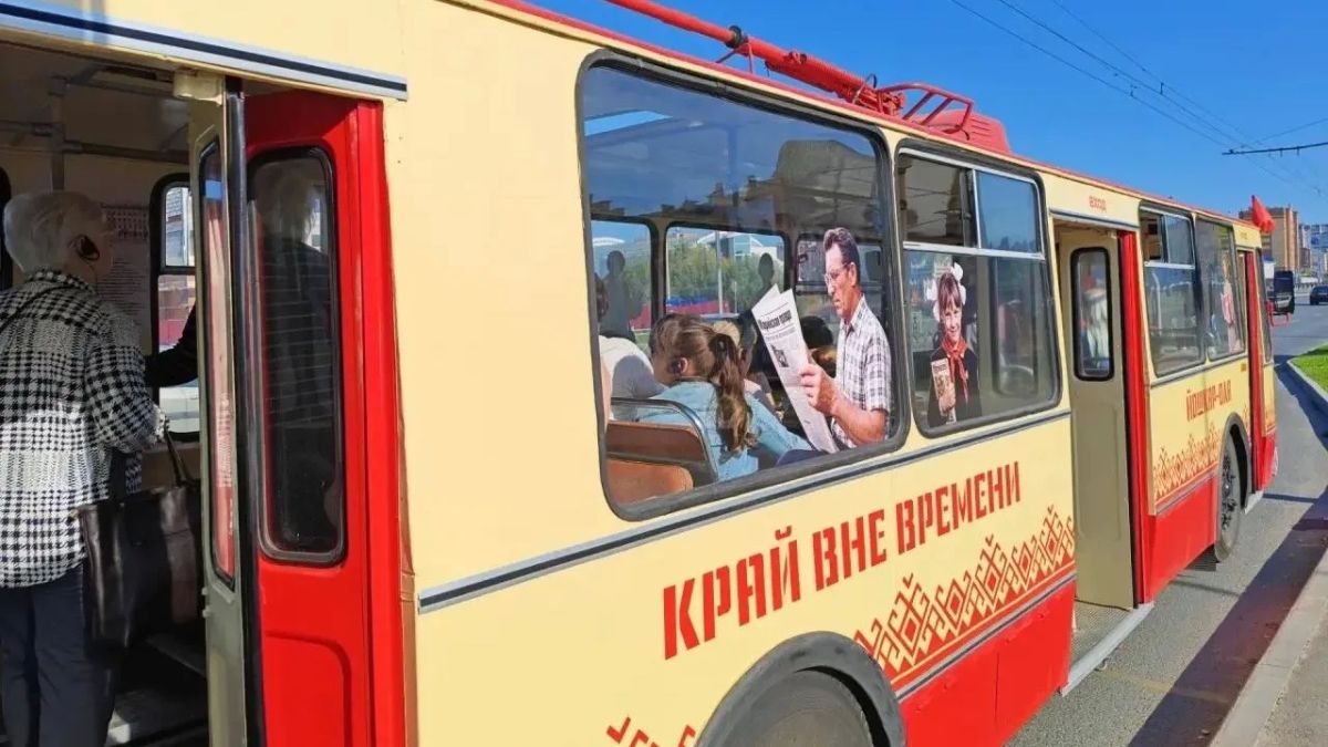 На троллейбусной экскурсии семьи бойцов познакомили с историей Йошкар-Олы