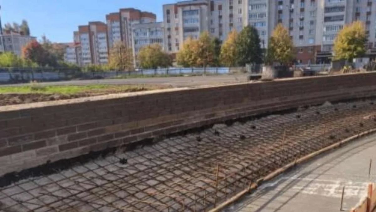 На стройке школы в микрорайоне 9А завершают возведение амфитеатра