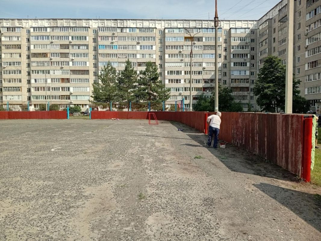 Хоккейную площадку на улице Кирова, 9, отремонтировали в Йошкар-Оле перед началом зимнего сезона. Инициатором работ стал активист Артём Зенцов, который в июле обратился в администрацию Йошкар-Олы с просьбой привести площадку... Хоккейную площадку на улице Кирова, 9, отремонтировали в Йошкар-Оле перед началом зимнего сезона. Инициатором работ стал активист Артём Зенцов, который в июле обратился в администрацию Йошкар-Олы с просьбой привести площадку...