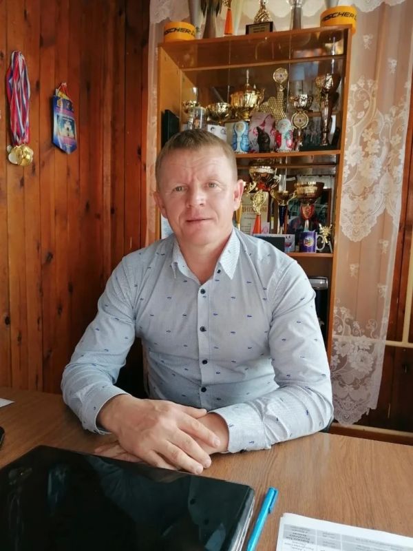 Сегодня свой день рождения отмечает директор ГБУ ДО Республики Марий Эл «Спортивная школа олимпийского резерва «Виктория» — Александр Владимирович Захаров