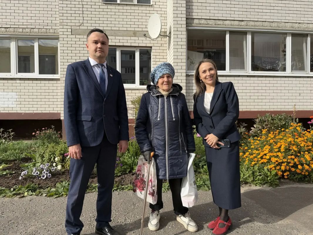 Сотрудники Аппарата парламента поздравили коллег – ветеранов государственной гражданской службы с Днем пожилых людей Сотрудники Аппарата парламента поздравили коллег – ветеранов государственной гражданской службы с Днем пожилых людей